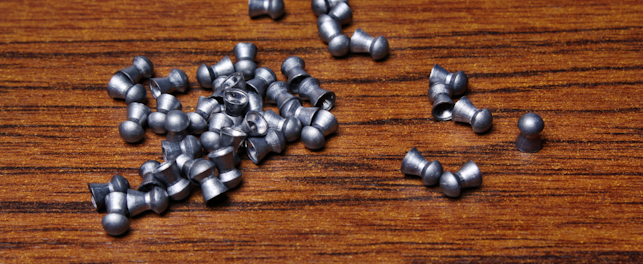 Kawałki ołowiu, czyli metalu wykorzystywanego przy produkcji różnorodnych przedmiotów.